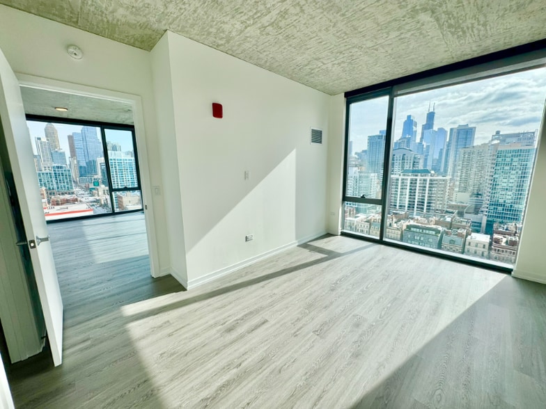 Building Photo - 461 W Chicago Ave