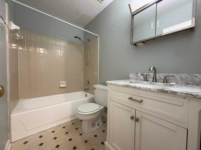 Building Photo - 1810 Sylvan Ct