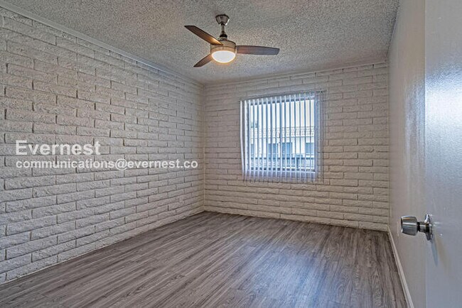 Building Photo - 1014 S Farmer Ave