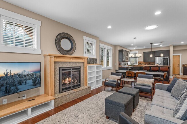 Building Photo - Grand Northwest Crossing Home. Fully furnished monthly rental. Walk to Compass Park. All Utilitie...