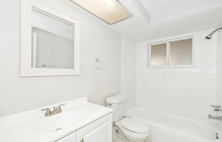 Building Photo - 7713 Seashore Dr