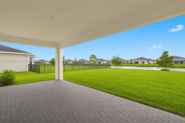 Building Photo - 12303 SW Roma Cir