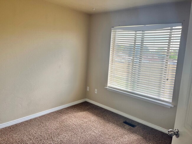 Building Photo - West Park Town House #55