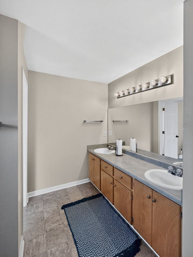 Building Photo - RATE DROP ALERT (was $2200/month) and MOVE-IN SPECIAL: 1st FULL MONTH'S RENT FREE*