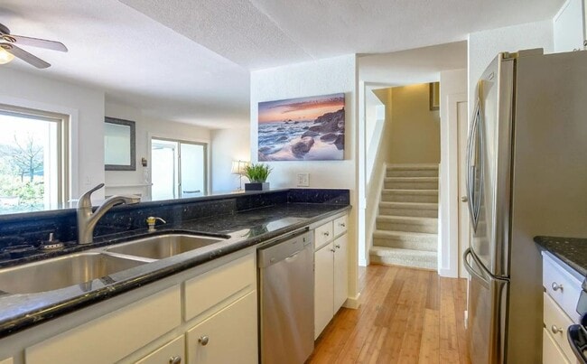 Building Photo - Spacious & bright 3 bedroom 2 bath home in...