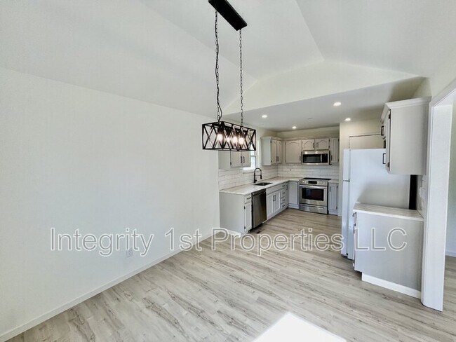 Building Photo - 905 SW Foxtail Dr