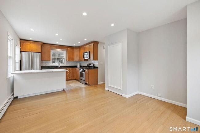 Building Photo - 5 River St