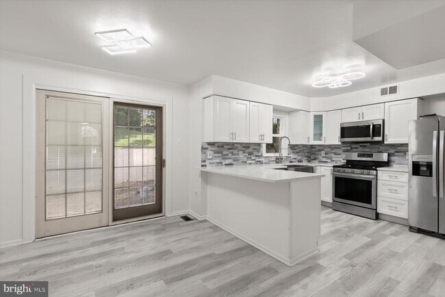 Building Photo - 1550 McLean Commons Ct