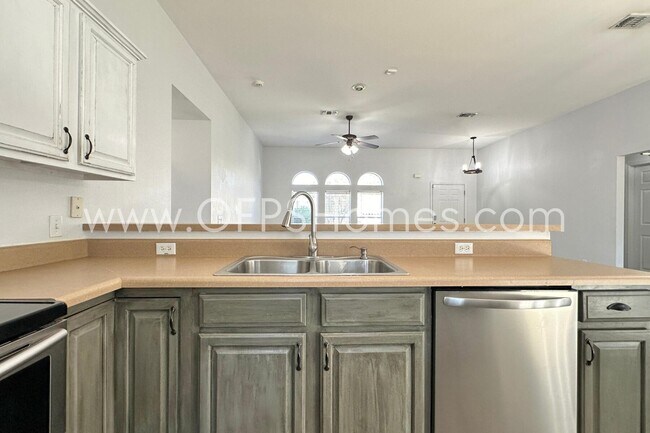 Building Photo - 2426 Houston Cir
