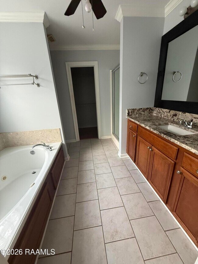 Building Photo - 1007 Southlake Cir