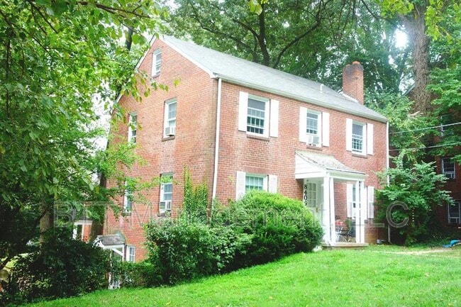 Building Photo - 8409 Greenwood Ave