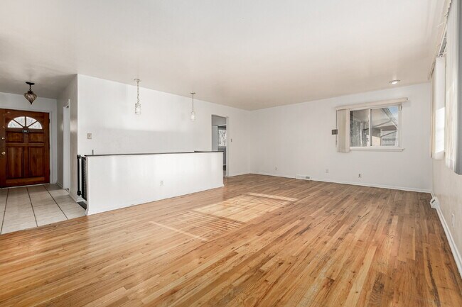 Building Photo - Great 3 Bed 3 Bath Hilltop Home for rent.