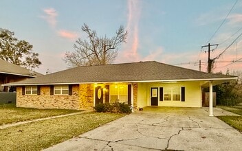 Building Photo - 2958 Madeira Dr