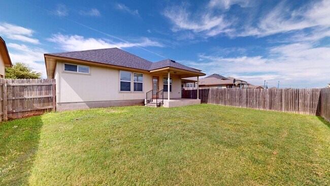 Building Photo - REMODELED BEAUTY WAITING FOR YOU BY FORT H...