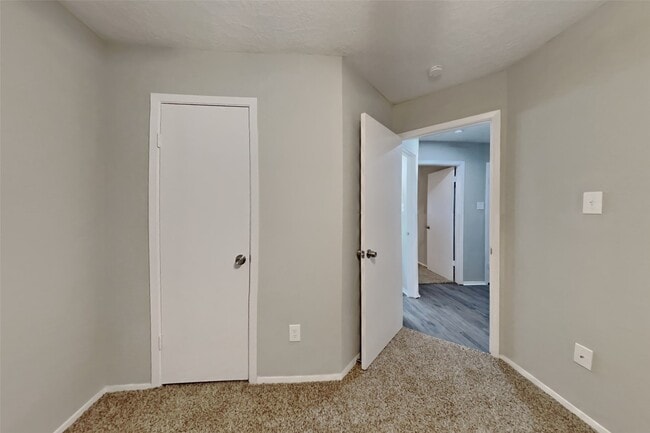 Building Photo - 26 Pinewood Forest Ct