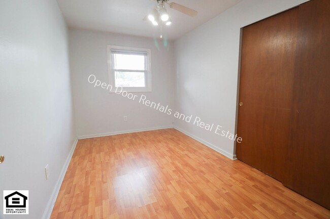 Building Photo - ** $300.00 OFF FIRST MONTHS RENT** Great 3...