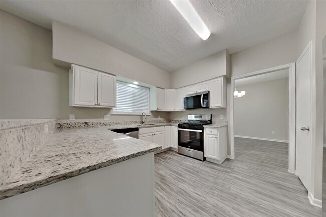 Building Photo - 4715 Brooklawn Dr