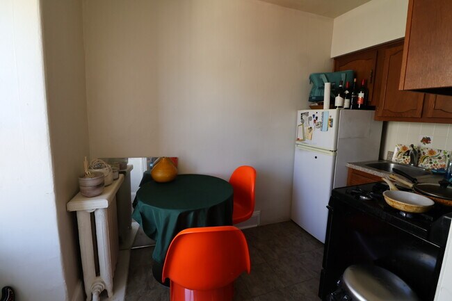 Building Photo - 1910 Pine St