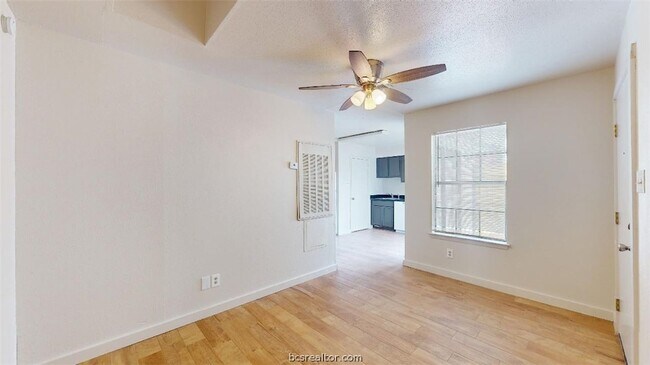 Building Photo - 725 Peppertree Dr