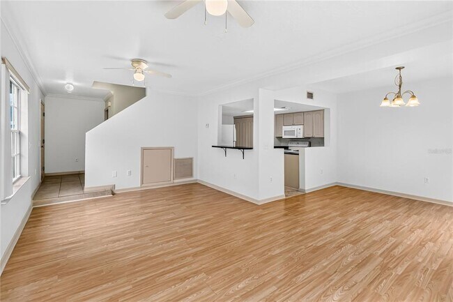 Building Photo - 2204 Fan Palm Dr