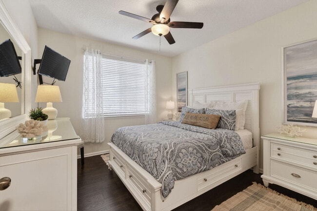 Building Photo - 3202 Myrtlewood Cir E