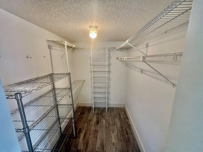 Building Photo - 1831 Sabal Palm Dr