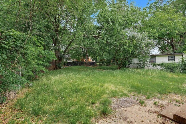 Building Photo - Cute & Clean Home with Large Fenced Yard Pet Friendly!