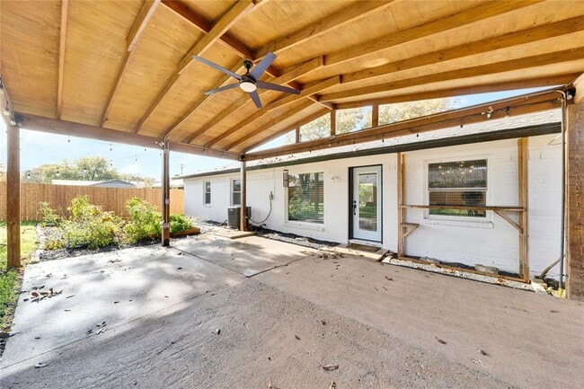 Building Photo - 8213 Briarwood Ln