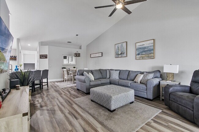 Building Photo - Charming 2-Bed, 2-Bath Condo Retreat with 1,309 Sq Ft in Fort Myers' Premier Locale!