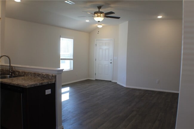 Building Photo - 1078 E Sparrow Cir