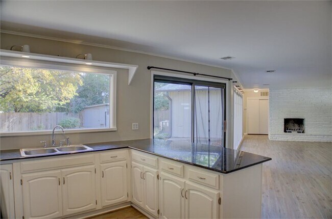 Building Photo - Beautiful Ranch-Style Rental in Marion Gar...