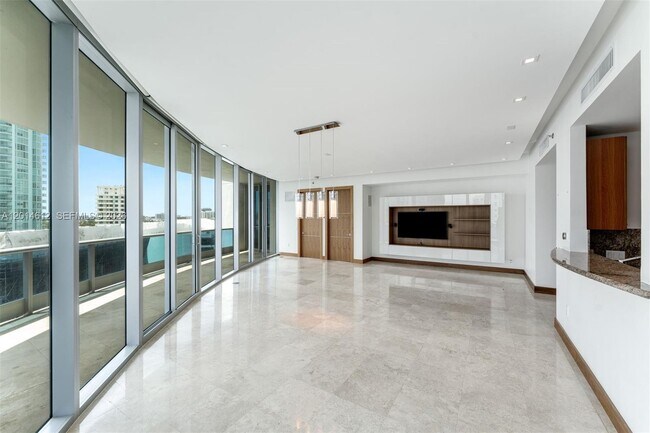 Building Photo - 5959 Collins Ave