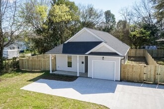 Building Photo - Three Bedroom Home!