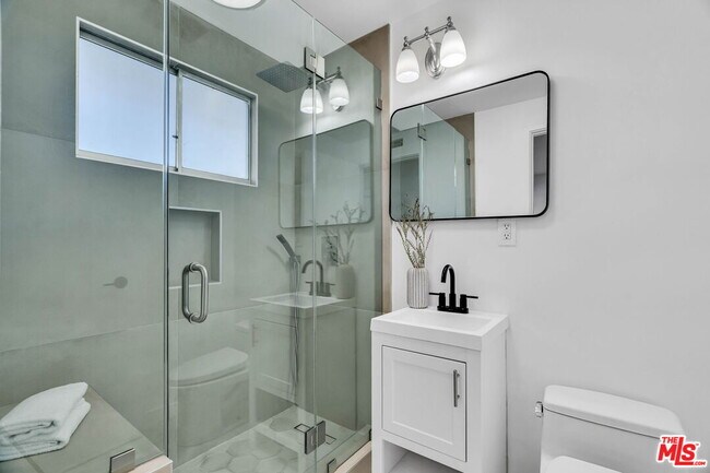 Building Photo - 802 N Crescent Dr