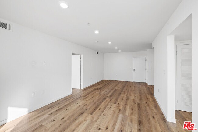 Building Photo - 5229 Willowcrest Ave