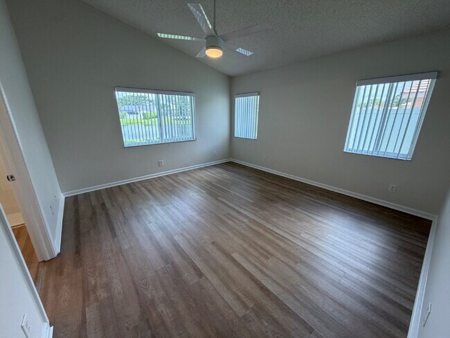 Building Photo - Beautiful Home with Large Great Room!
