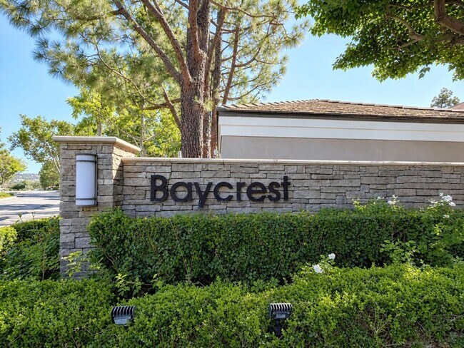 Building Photo - Beautifully renovated single-level condo in gated Newport Baycrest