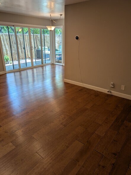 Building Photo - 280 Easy St