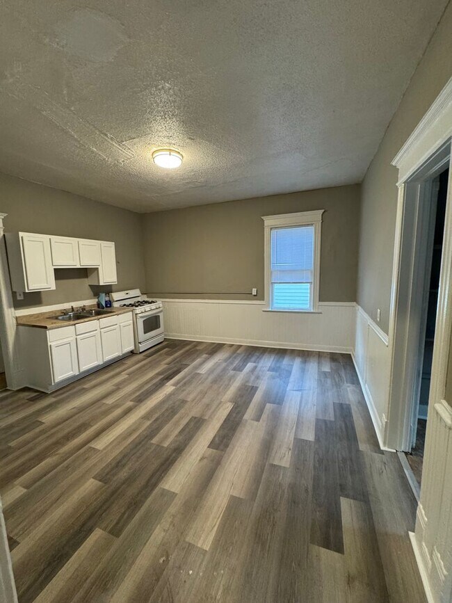 Building Photo - Spacious 4BR Upper Duplex Unit in the Hear...