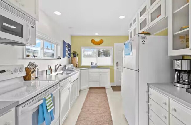 Building Photo - Bright & Comfortable 2-Bedroom, 1-Bathroom Main Floor Home | E 10th St, Port Angeles, WA | $2,200...