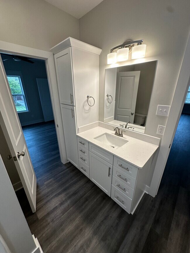 Building Photo - 1713 Bilbo St