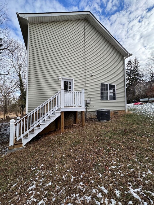 Building Photo - West AVL - Lovely Three Bedroom, 2.5 Bath,...