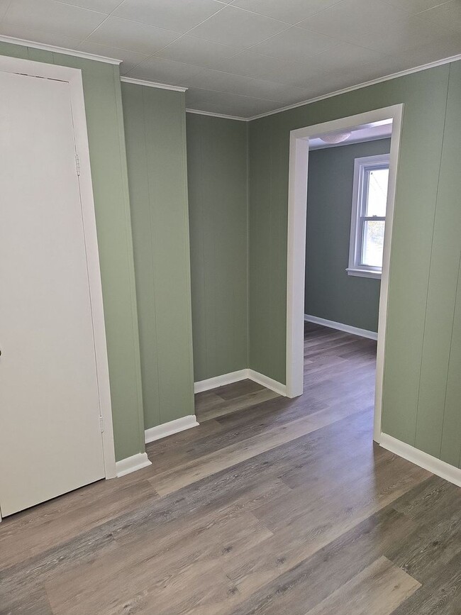 Building Photo - 4-5 Bedroom, 2 Bathroom 2-Story Detached H...