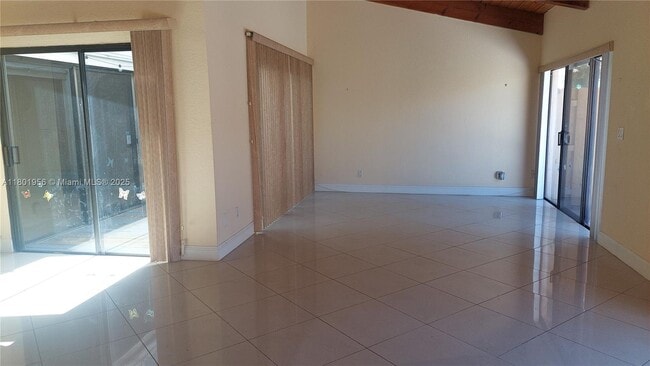 Building Photo - 2675 Parkview Dr S