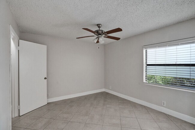 Building Photo - SPACIOUS 2 BED/2 BATH WITH BALCONY IN RESORT-STYLE COMMUNITY!