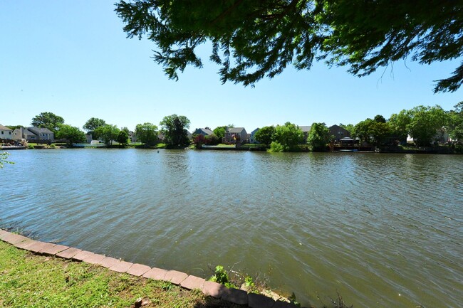 Building Photo - Lakefront Ranch in Virginia Beach!