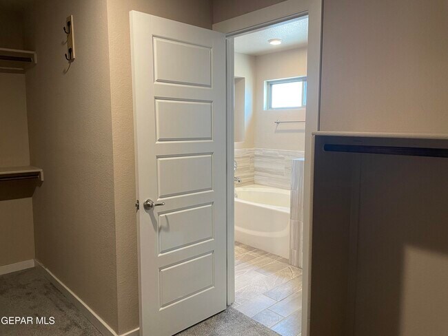 Building Photo - 15117 Design Ct