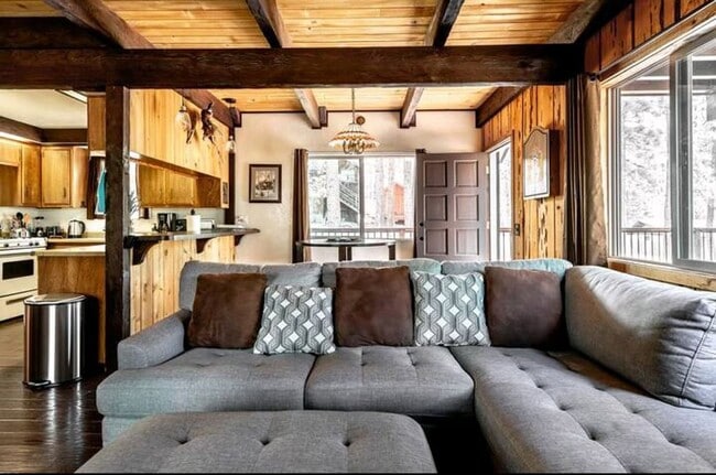 Building Photo - Serene Lakeview Cabin