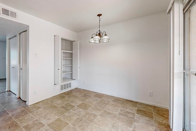Building Photo - Cozy 3 Bedroom 1.5 Bathroom In NW Albuquer...