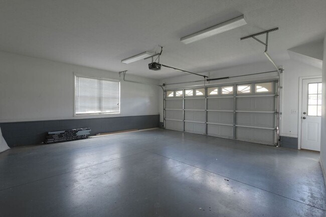 Building Photo - 100 Strathmore Ct